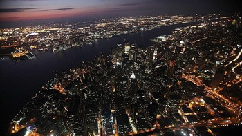 Cahaya lampu warna-warni menghiasi kota New York di malam hari. Mario Tama/Getty Images.