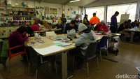 Seniman disabilitas di Arts Project Australia tampak asyik melakukan pekerjaan mereka. Ada yang melukis memakai cat air, crayon, pensil warna hingga cat minyak. Selain melukis, ada juga seniman yang membuat karya dengan lilin, merangkai bunga, dan menjahit. Foto: Eny/detikcom