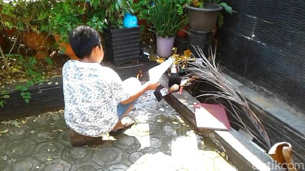 Ditolak Sekolah Idaman, Siswa Prestasi Membakar Belasan Piagam