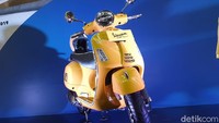 New Vespa GTS Super 150 i-get ABS tersedia dalam pilihan warna yellow sole, white innocenza, black vulcano, dan red passione. Soal harga, skuter ini dihargai Rp 58 juta on the road Jakarta, dengan jaminan aftersales 3 tahun untuk servis berkala dan suku cadang. Foto: Luthfi Anshori