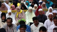 Massa aksi kawal MK melaksanakan salat Zuhur berjamaah di kawasan Jalan Medan Merdeka Barat, Jakarta.