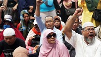 Para peserta aksi nampak mengepalkan tangan mendengarkan orasi saat ikut serta dalam aksi kawal sidang MK.
