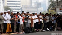 Massa aksi kawal MK tersebut salat berjemaah tak jauh dari mobil komando.