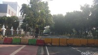 Kawat berduri dan pembatas jalan itu dipasang melintang sampai menutup jalur TransJakarta jelang putusan sidang gugatan Pilpres 2019. (Foto: Farih/detikcom)
