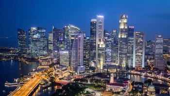 Kerlap-kerlip lampu yang menghiasi gedung-gedung pencakar langit membuat pemandangan kota Singapura juga semakin cantik untuk dibadikan oleh lensa kamera. Chris McGrath/Getty Images.