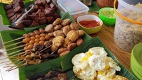 Begini biasanya penampakan penjual pecel. Selain sayuran rebus beragam sate yang jadi pelengkap disediakan. Foto: Instagram @limitedsky