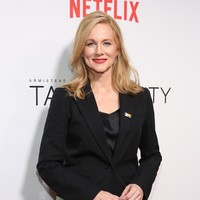 Laura Linney, bintang film seperti Love Actually, The Truman Show, dan serial TV Law & order pertama kali menjadi seorang ibu satu bulan sebelum ia memasuki usia yang ke-50 tahun. Pada pernikahan yang berikutnya, ia dikaruniai seorang anak lagi. (Foto: Getty Images)