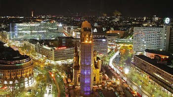 Pemandangan kota Berlin di malam hari. Indah sekali bukan? Andreas Rentz/Getty Images.