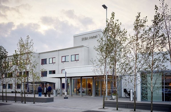 Inilah IKEA Hotell di Kota Almhult, Swedia. Di sinilah toko pertama IKEA dibangun. Selain hotel ini, juga ada Museum IKEA. (dok. IKEAHotell) Inilah IKEA Hotell di Kota Almhult, Swedia. Di sinilah toko pertama IKEA dibangun. Selain hotel ini, juga ada Museum IKEA. (dok. IKEAHotell)