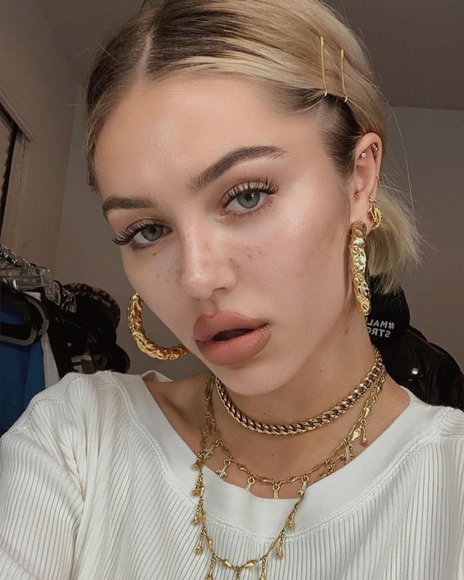 Setelah mendapatkan ribuan pesan menyakitkan dan kebencian, Delilah pun angkat bicara. Fakta bahwa saya bahkan harus membela diri sendiri ini mengejutkan saya, tulis sang model di Instagram dalam menanggapi kritik yang diterimanya. Foto: instagram @delilahbelle