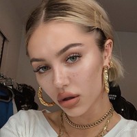 Setelah mendapatkan ribuan pesan menyakitkan dan kebencian, Delilah pun angkat bicara. Fakta bahwa saya bahkan harus membela diri sendiri ini mengejutkan saya, tulis sang model di Instagram dalam menanggapi kritik yang diterimanya. Foto: instagram @delilahbelle