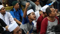 Massa yang terdiri atas usia anak-anak hingga remaja ikut dalam aksi di sekitar gedung Mahkamah Konstitusi (MK).