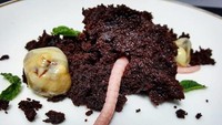 Hmmm.. Banyak orang mungkin nggak nafsu makan tanah dan cacing. Namun semua ini dessert enak yang terdiri dari chocolate cake, jelly strawberry, chocolate ganache, dan mint. Foto: Istimewa