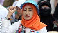 Seorang peserta aksi ikut serta dalam aksi kawal sidang MK di kawasan Patung Kuda, Jakarta.
