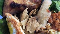 Pecel racikan bu Diyah Jombang ini bikin ngiler.  Lauknya komplet dari ayam goreng, rempeyek hingga pepes. Foto: Instagram @foodiejombang