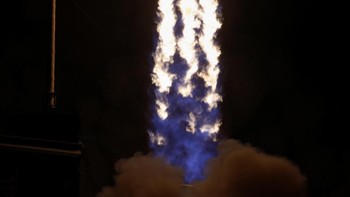 Api dari mesin roket tampak berkobar-kobar. Foto: Reuters