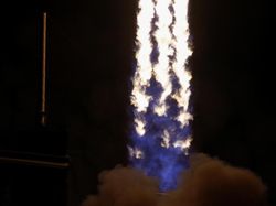 Roket Terkuat Sejagat Terbang Perdana pada Malam Hari