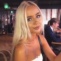 Beberapa waktu lalu program televisi Australia 20 to One dibombardir para Army (penggemar BTS) karena dianggap menghina boyband asal Korea tersebut. Para presenter acara pun ikut didamprat secara online. Bahkan Gabby Goessling yang merupakan yang pacar dari salah satu host ikut mendapat ancaman kematian. Foto: Instagram @gabbygoessling