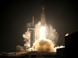 Roket Terkuat Sejagat Terbang Perdana pada Malam Hari
