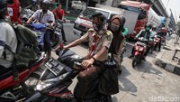 Andono menjelaskan pembakaran BBM jenis premium dan solar justru menghasilkan residu dengan kandungan sulfur atau belerang yang tinggi. Buruknya kualitas udara di Jakarta pun membuat warga harus menggunakan masker saat beraktivitas di luar ruangan.
