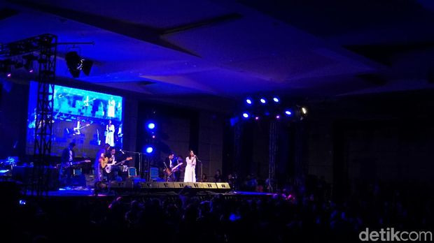 Iwan Fals Jadi Bintang dalam Konser Danilla dan Jason Ranti 