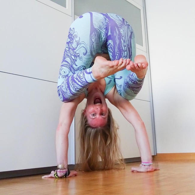 Influencer asal Tasmania ini secara kebetulan menemukan cintanya pada yoga tanpa busana. Awalnya Rhyanna menanggalkan seluruh pakaiannya saat yoga untuk memeriksa apakah posturnya benar ketika dia melakukan gerakan rumit Foto: Instagram