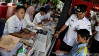 Sejumlah petugas Dinas Kependudukan dan Pencatatan Sipil Jakarta Pusat saat melakukan Operasi Bina Kependudukan di Rusun Petamburan, Jakarta Pusat, Rabu (26/6/2019).