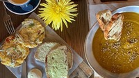 Secangkir teh hijau, telur dadar, roti hingga french fries topping keju ini dibagikan Reino Barack para 9 Juni 2019 lalu. Karena dirinya tak se update sang istri, agaknya ini salah satu restoran yang ia sambangi bersama Syahrini di New Zealand. Foto: Instagram