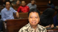 Saat bersaksi, Rommy beberapa kali terlihat menebar senyuman.