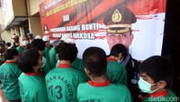 Dari barang bukti tersebut sedikitnya ada 16 orang yang akan menanti nasib selanjutnya di balik jeruji besi. Para tersangka pun terancam hukuman mulai dari 6 tahun hingga hukuman mati.