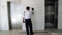 Rusun ini juga dilengkapi dengan sejumlah fasilitas dan prasarana untuk menunjang aktivitas warga yang akan menempati rusunawa tersebut. Salah satu fasilitas di rusun itu adalah elevator atau lift.