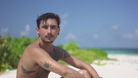 Marshall Sastra dan Vincent Verhaag berkunjung ke Desa Bone Baru. Mereka akan bermain gangsing, bermain air dan menyanyikan lagu daerah di tepi pantai. (dok. MTMA)