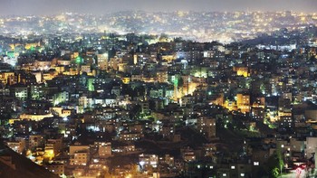 Potret kota Amman di Yordania, di kala malam juga tak kalah menarik dan selalu jadi perhatian dalam bidikan kamera. Adam Pretty/Getty Images.