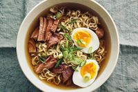 Saat Masak Mie Instan, Perlukah Memasak Kuahnya Secara Terpisah?
