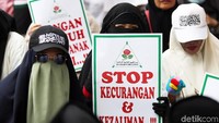 Para peserta aksi tersebut nampak membawa poster bertuliskan Stop Kecurangan & Kezaliman.