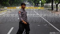 Seorang petugas kepolisian berpatroli di area sekitar gedung Mahkamah Konstitusi jelang sidang putusan MK terkait sengketa Pilpres 2019.