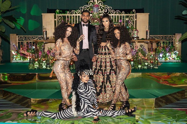 Untuk pesta Alayna, sebuah ruangan besar di stadion tersebut disulap menjadi seperti sebuah kebun binatang yang penuh dengan berbagai patung fauna dan tumbuhan lihar warna-warni. Sejumlah papan bertulisan Alaynas Jungle, Do not feed the lions, Beware of the alligators dan Watch out! ikut menghiasi area pesta tersebut. (Foto: Instagram @amirkingkhan)