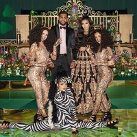 Untuk pesta Alayna, sebuah ruangan besar di stadion tersebut disulap menjadi seperti sebuah kebun binatang yang penuh dengan berbagai patung fauna dan tumbuhan lihar warna-warni. Sejumlah papan bertulisan Alaynas Jungle, Do not feed the lions, Beware of the alligators dan Watch out! ikut menghiasi area pesta tersebut. (Foto: Instagram @amirkingkhan)