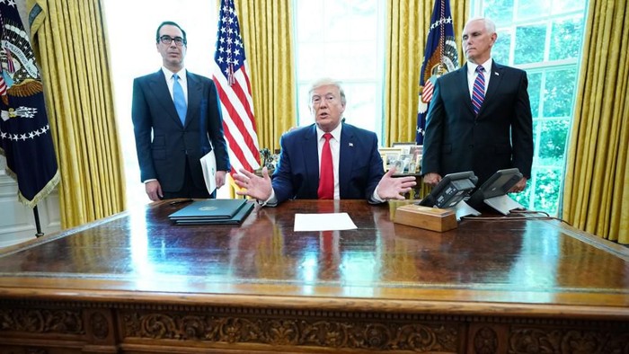 US President Donald Trump speaks with US Vice President Mike Pence(R) and US Secretary of Treasury Steven Mnuchin after signing at the White House on June 24, 2019, hard-hitting sanctions on Irans supreme leader. - The US sanctions slapped Monday on Irans supreme leader Ayatollah Ali Khamenei and other officials will block literally billions in Iranian assets, US Treasury Secretary Steven Mnuchin said. The sanctions, which US President Donald Trump signed in an Oval Office appearance with Mnuchin, target eight top military commanders as well as Khamenei. (Photo by MANDEL NGAN / AFP)
