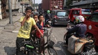 Sejumlah kendaraan melintas di kawasan Jalan Tanjung Priok, Jakarta Utara, Rabu (26/5/2019). Ini menjadi salah satu penyumbang polusi udara di Ibu Kota Jakarta.