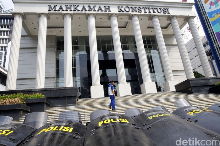 Petugas gabungan dari TNI dan Polri mengamankan area sekitar gedung MK. Pengamanan itu dilakukan jelang sidang putusan MK terkait sengketa Pilpres 2019.