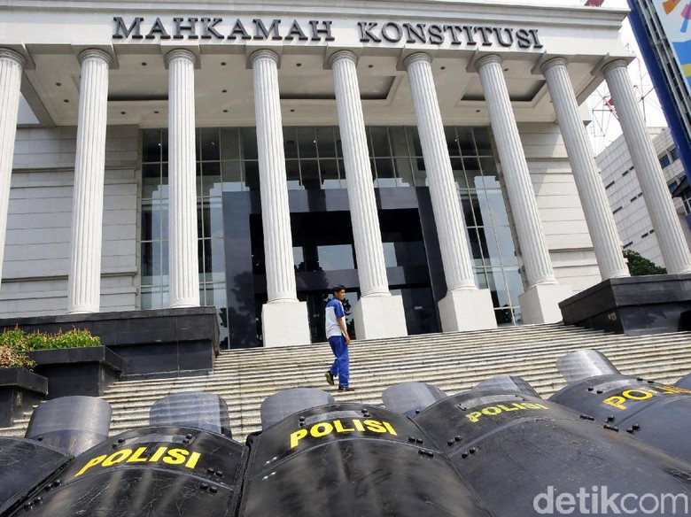 Ditangkap Depan Stasiun Cirebon, Ketua Almanar Hendak Aksi ke MK? Ditangkap Depan Stasiun Cirebon, Ketua Almanar Hendak Aksi ke MK?