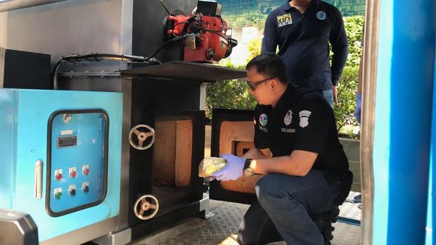 Barang bukti dihancurkan menggunakan mesin penghancur.