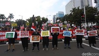 Beragam atribut dikenakan, lengkap dengan beberapa topeng tokoh yang diikutsertakan dalam aksi tersebut.