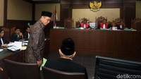 Mereka diambil sumpahnya sebelum memberikan keterangan saksi.