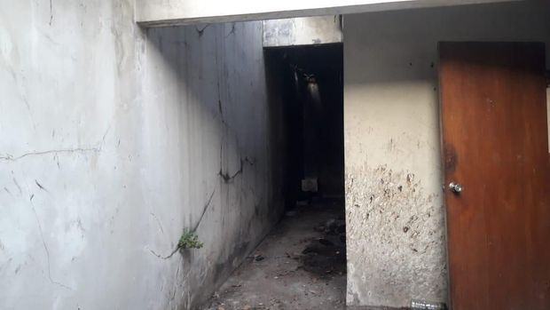 Kerangka ditemukan di bagian belakang rumah kosong.