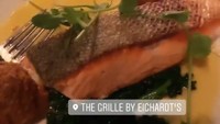 Hidangan cantik berbahan dasar salmon panggang ini disantap sang pelantun lagu Restu saat berada di New Zealand. Restoran Te Grille By Echardts sendiri berada di Queenstown dan memiliki pemandangan laut biru yang indah. Foto: Instagram