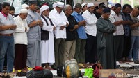 Pantauan detikcom, massa memulai salat Zuhur berjemaah sekitar pukul 12.00 WIB.