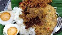 Yang ini lauk pelengkap pecel pincuknya telur asin, serundeng dan kering tempe. Siapa mau? Foto: Instagram @fangsfoodie