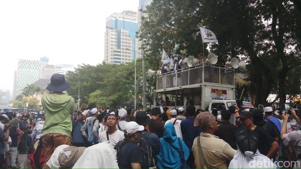 Situasi aksi di sekitar Patung Kuda